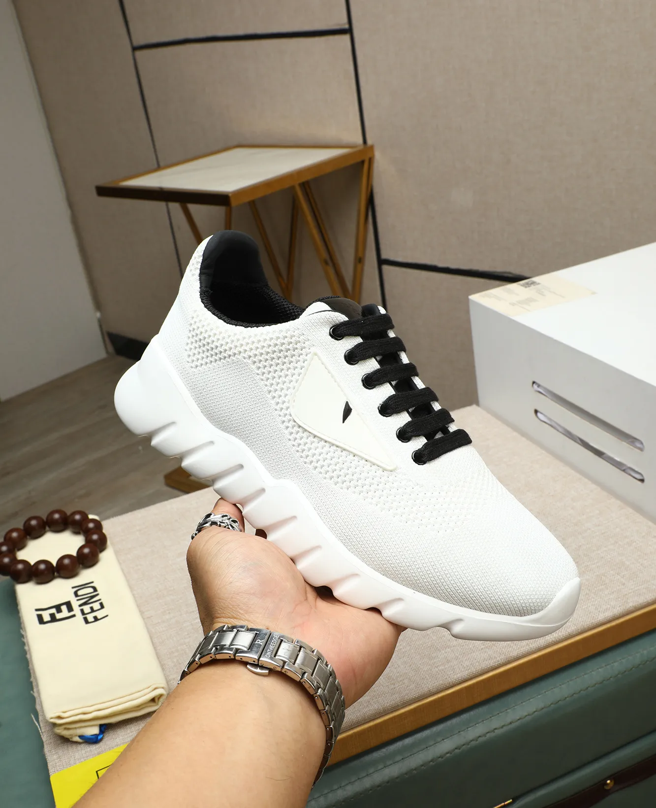 Men's Men's Shoes 💰680 Fendi Fendi's latest Tag series of men's casual mesh sports running shoes, originally purchased and developed, this Tag sports shoe is a one-leg sneaker, made of black high-tech mesh material with gray neoprene details. Oversized FENDI lettering on the side and translucent rubber details. Light and flexible rubber running shoe soles, beautifully packaged at the delivery counter, customized breathable lining, original molded foam rubber outsole, sole thickness: 3.5CM! Size: 39-44 (customized at 38.45.46)
